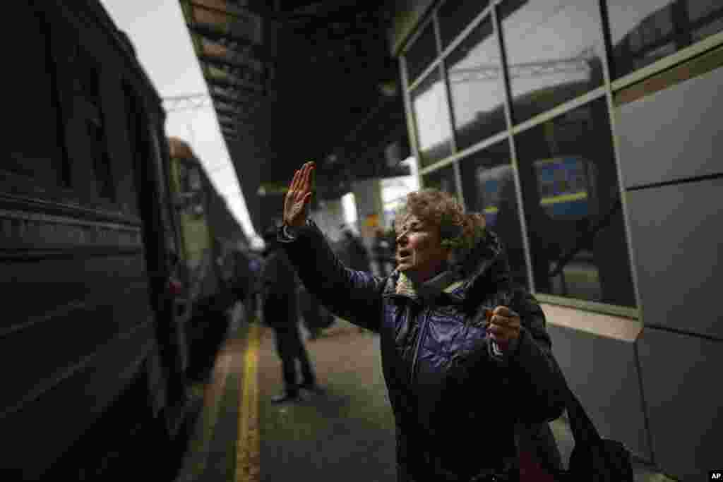 Natalia, de 57 años, se despide de su hija y su nieto en un tren a Lviv en la estación de Kiev, Ucrania, el jueves 3 de marzo de 2022. (Foto AP/Emilio Morenatti)