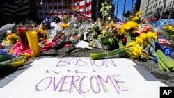 ARHIVA - Cvijeće na mjestu trase maratona dva dana poslije eksplozije a ulici Bojlston u Bostonu, 17. aprila 2013. (Foto: AP/Charles Krupa)