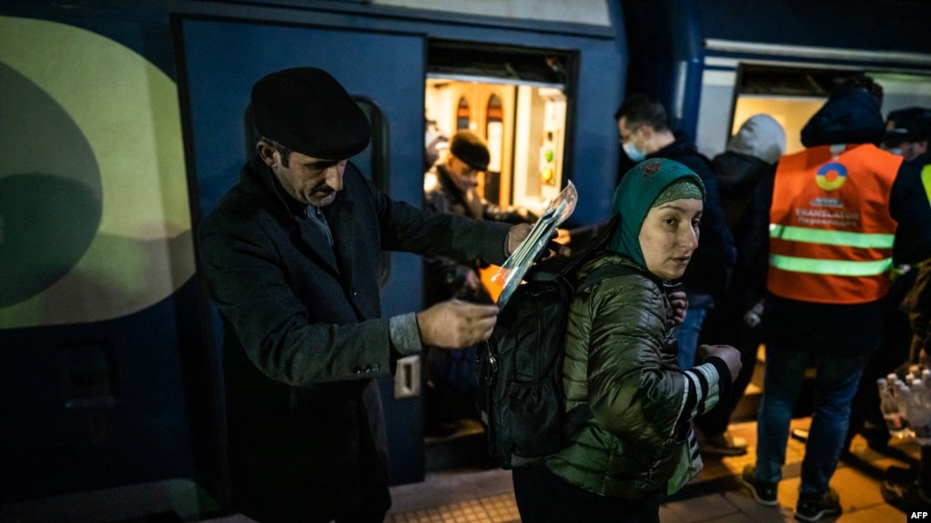 Refugees coming from Ukraine arrive at the North Railway Station in Bucharest, early March 4, 2022.