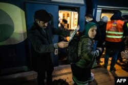 Refugiații din Ucraina ajung la Gara de Nord din București, la începutul zilei de 4 martie 2022.