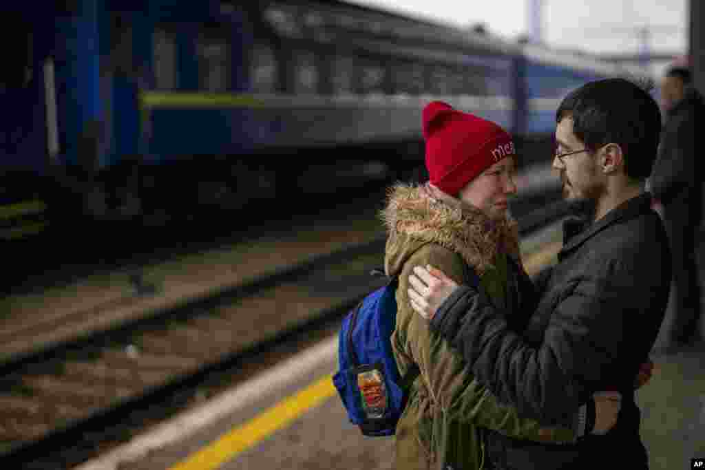 Una pareja se despide antes de abordar un tren con destino a Lviv en la estación de Kiev, Ucrania, el jueves 3 de marzo de 2022. Los hombres ucranianos tienen que quedarse para luchar en la guerra mientras las mujeres y los niños abandonan el país para buscar refugio. en un país vecino. (Foto AP/Emilio Morenatti)