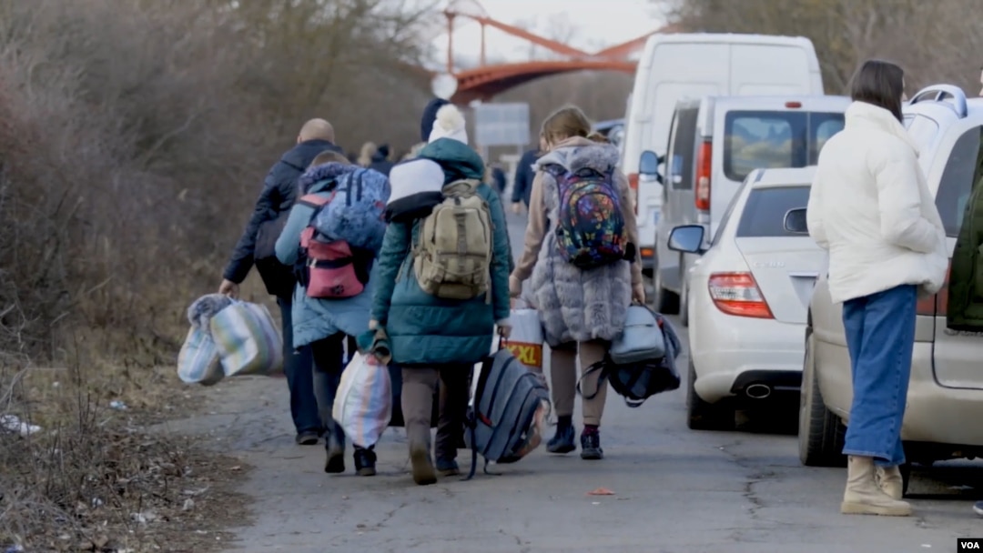 Izbeglice iz Ukrajine se u kolonama približavaju mađarskoj granici (Foto: VOA)