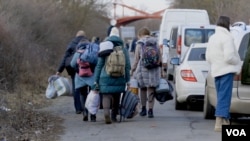 Izbjeglice iz Ukrajine se u kolonama približavaju mađarskoj granici (Foto: VOA)