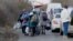 Izbeglice iz Ukrajine se u kolonama približavaju mađarskoj granici (Foto: VOA)