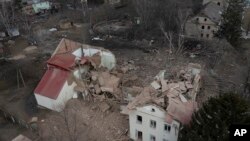 Una vista aérea de los restos de la casa de cultura local luego de un ataque aéreo nocturno en el pueblo de Byshiv, a 40 kilómetros al oeste de Kiev, Ucrania, el 4 de marzo de 2022. 
