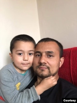 来自中国的维吾尔难民依布拉意·阿不力孜和他四岁的儿子在波兰。（2022 年3月）(图片由阿不力孜提供)