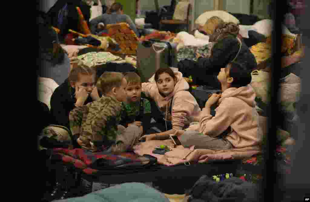 Niños refugiados de Ucrania juegan en un albergue para mujeres y niños en la estación de tren en Przemysl, Polonia, el jueves 3 de marzo de 2022.&nbsp;