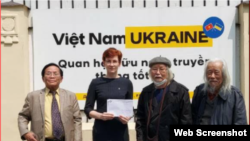 越南文化研究员阮克梅（右二）和阮廷贡教授（右一）等人向乌克兰驻河内大使馆临时代办纳塔利娅·日基娜(Nataliya Zhynkina)（左二）递交表达他们“支持乌克兰人民”的信（照片由Bovitvn提供）。