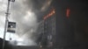 Des pompiers s'attèlent à maîtriser l'incendie d'un bâtiment après un bombardement à Kiev, en Ukraine, jeudi 3 mars 2022.