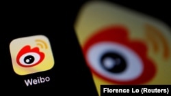 Logo aplikasi media sosial China Weibo terlihat di ponsel dalam gambar ilustrasi yang diambil 7 Desember 2021. (Foto: REUTERS/Florence Lo)