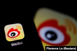 Logo aplikasi media sosial China Weibo terlihat di ponsel dalam gambar ilustrasi yang diambil 7 Desember 2021. (Foto: REUTERS/Florence Lo)