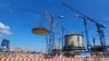 资料照片：2018年5月23日，中国广西壮族自治区防城港核电站的华龙一号核反应堆上方安装了圆顶。（照片由防城港核电站提供，中国日报通过路透社发布）