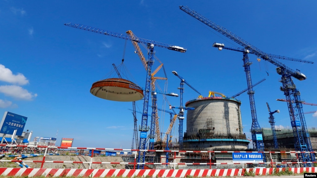 资料照片：2018年5月23日，中国广西壮族自治区防城港核电站的华龙一号核反应堆上方安装了圆顶。（照片由防城港核电站提供，中国日报通过路透社发布）(photo:VOA)