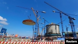 2018年5月23日，中國廣西壯族自治區防城港核電站的華龍一號核反應堆上方安裝了圓頂。（照片由防城港核電站提供，中國日報通過路透社發布）