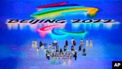 Musisi tampil sebelum upacara pembukaan Paralimpiade Musim Dingin 2022 di Beijing, Jumat, 4 Maret 2022. (AP Photo/Dita Alangkara)