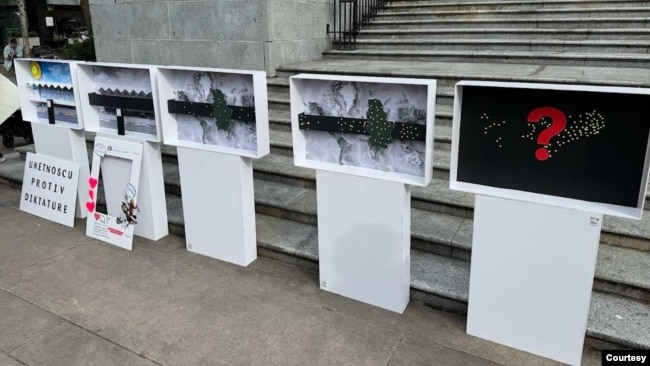 Prikazi prethodnih pet meseci na dioramama ispred Galerije umetnosti u Vankuveru, 1. mart 2025. (courtesy)