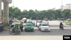 Grab competes with traditional taxis in Vietnam. (H. Nguyen/VOA)