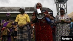 De manifestants disent des prières devant la station Shell au royaume de Kula, à Akuku Toru, Rivers Tate, Nigeria, 15 août 2017.