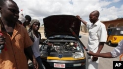 La milice qui lutte contre le groupe djihadiste Boko Haram appelée Civilian Joint Task Force dans l’Etats de Maiduguri, Nigeria, 7 août 2013.