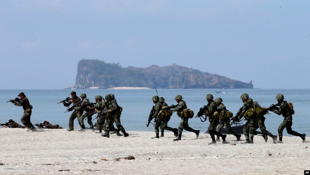 US and Philippine marines storm the beach as they simulate an amphibious landing during the joint US-Philippines military exercise dubbed Balikatan 2014, at the Naval Training Exercise Command, a former U.S. naval base, at San Antonio township, Zambales province, northwest of Manila, Philippines, May 9, 2014.