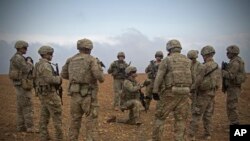 Sejumlah tentara AS berkumpul dalam sebuah pengarahan sebelum melaksanakan latihan patroli di Manbij, Suriah, pada 7 November 2018. (Foto: U.S. Army photo by Spc. Zoe Garbarino via AP)