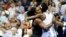 Serena Williams recibe un abrazo de su hermana Willians (de espalda) al terminar el enfrentamiento en el Abierto de Estados Unidos, ganado por la primera.