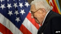 El exsecretario de Estado de Estados Unidos, Henry Kissinger, sonríe después de recibir un premio durante una ceremonia en el Pentágono en honor a su carrera diplomática el 9 de mayo de 2016 en Washington, D.C. [Archivo]