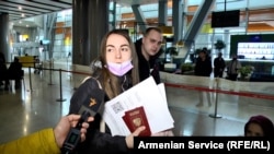 A Russian family arrived at the Zvartnots Airport, avoids commenting on why they came to Armenia, March 4, 2022