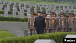 김정은 북한 노동당 위원장이 정전협정 체결 64주년을 맞아 평양 '조국해방전쟁 참전열사묘'를 참배했다고 노동신문이 28일 밝혔다.