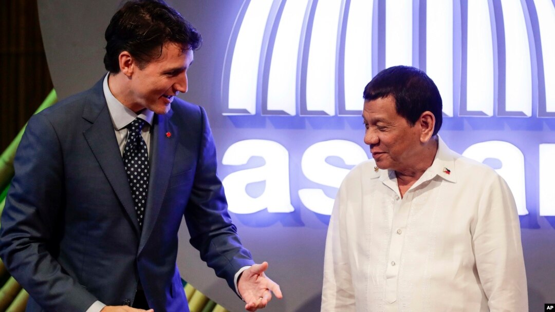 PM Kanada Justin Trudeau (kiri) dan Presiden Filipina Rodrigo Duterte sebelum upacara pembukaan KTT ASEAN di Manila, Filipina, Senin (13/11). 