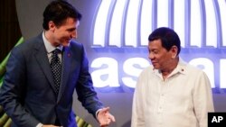 PM Kanada Justin Trudeau (kiri) dan Presiden Filipina Rodrigo Duterte sebelum upacara pembukaan KTT ASEAN di Manila, Filipina, Senin (13/11). 