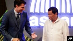 Canadian Prime Minister Justin Trudeau, left, talks to Philippine President Rodrigo Duterte before the opening ceremony of the 31st Association of Southeast Asian Nations summit in Manila, Philippines, Nov. 13, 2017.