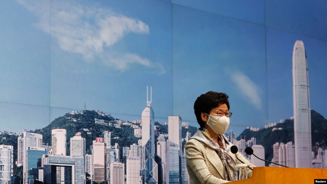 Trưởng đặc khu Hong Kong Carrie Lam tại một cuộc họp báo trước khi luật an ninh được ban hành. Ảnh chụp tại Hong Kong ngày 30/6/2020. REUTERS/Tyrone Siu