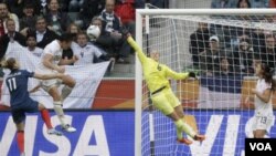 Abby Wambach, imparable una vez más en el juego aéreo, marca el segundo gol en la semifinal ante Francia.