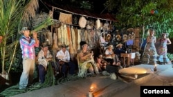 Una representación viva de la elaboración del sombrero vueltiao, una pieza tradicional colombiana de la cultura indígena zenú. [Foto: cortesía del Festival Folclórico de la Algarroba Concurso de Cuadros Vivos de Galeras, Sucre. Enero de 2023].