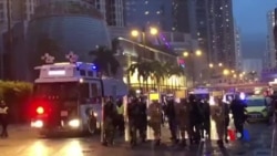 香港警方防暴隊裝甲車及水炮車在荃灣街道上推進