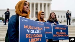 Zainab Chaudry, dari kiri, Zainab Arain dan Megan Fair dari Dewan Hubungan Islam-Amerika (CAIR) berunjuk rasa di luar gedung Mahkamah Agung yang sedang menyidangkan kebijakan larangan kunjungan warga dari beberapa negara muslim ke Amerika, Washington, 25 April 2019. (Foto:AP)