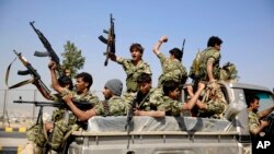 也门巡逻卡车上的什叶派战士。