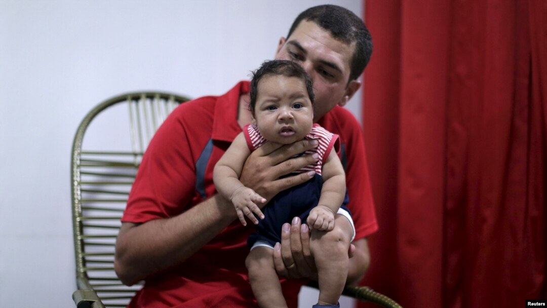 Virus Zika bị nghi là gây ra những khuyết tật bẩm sinh ở trẻ sơ sinh. Hơn 4.000 ca bệnh teo não đã được ghi nhận tại Brazil.