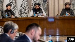 Menlu Afghanistan, Amir Khan Muttaqi (tengah) berbicara dalam konferensi utusan khusus dari berbagai negara bertajuk 'Inisiatif Kerja Sama Regional Afghanistan' di Kementerian Luar Negeri di Kabul pada 29 Januari 2024. 