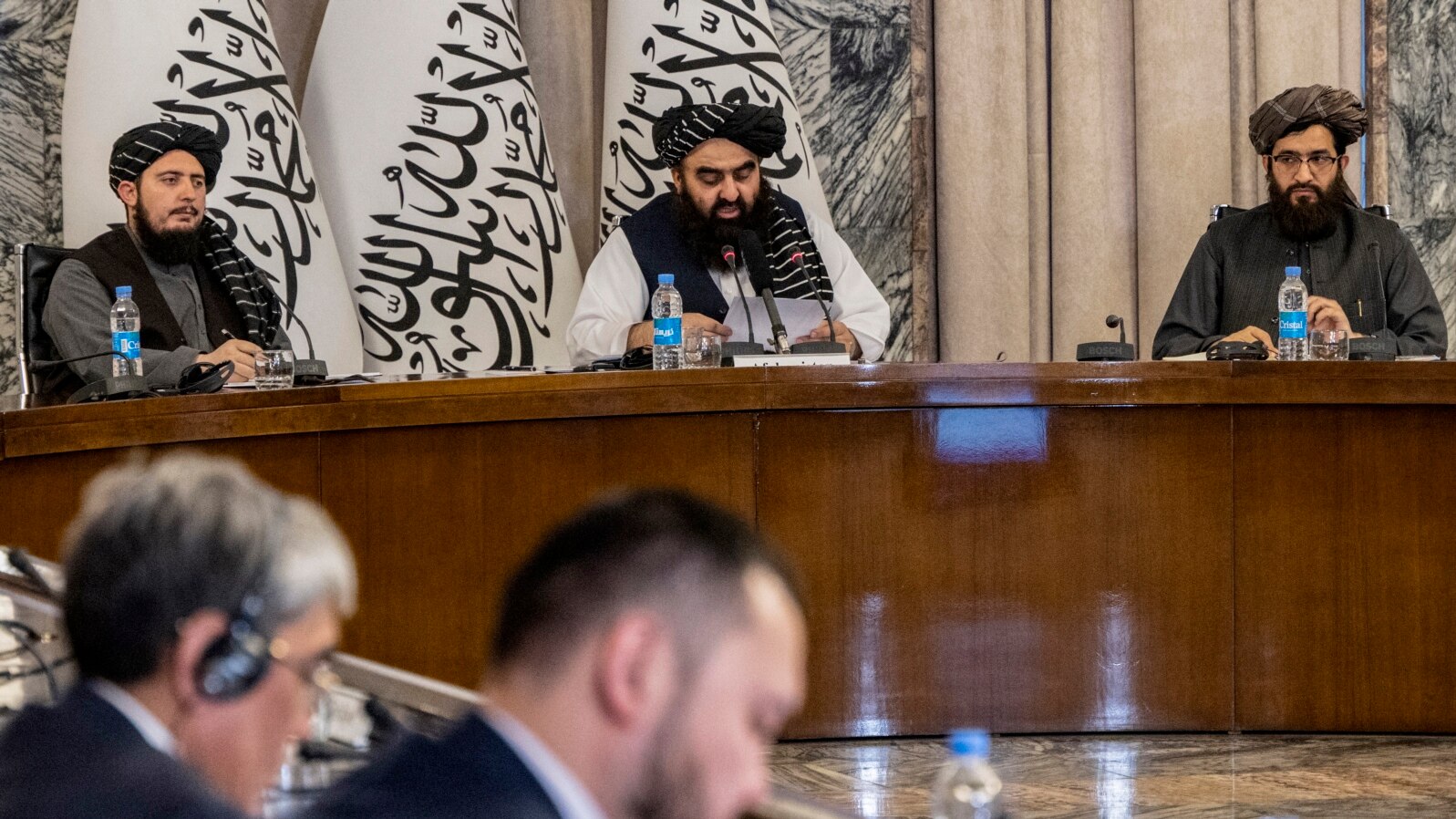 Menteri Luar Negeri Taliban Amir Khan Muttaqi (tengah) berbicara dalam konferensi utusan khusus dari berbagai negara bertajuk 'Inisiatif Kerja Sama Regional Afghanistan' di Kabul, Senin 29 Januari 2024. 