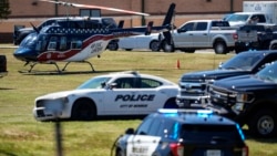 Mobil-mobil polisi dan helikopter medis terlihat di depan Sekolah Menengah Apalachee pasca insiden penembakan di sekolah tersebut di kota Winder, Georgia, Rabu 4 September 2024. 