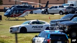 Mobil-mobil polisi dan helikopter medis terlihat di depan Sekolah Menengah Apalachee pasca insiden penembakan di sekolah tersebut di kota Winder, Georgia, Rabu 4 September 2024. 