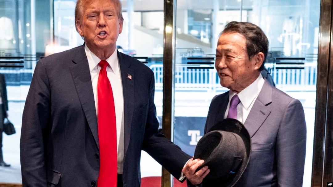 Cựu Tổng thống Donald Trump gặp cựu Thủ tướng Nhật Taro Aso ở Tháp Trump ở New York.