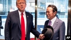 Cựu Tổng thống Donald Trump gặp cựu Thủ tướng Nhật Taro Aso ở Tháp Trump ở New York.