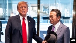 美国前总统唐纳德·特朗普（Donald Trump）星期二（4月23日）在纽约会见了现年83岁的日本执政党自民党副总裁、前首相麻生太郎。（美联社）