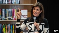 La candidata presidencial estadounidense Nikki Haley habla en una asamblea comunitaria en North Conway, Nueva Hampshire, el 28 de diciembre de 2023.