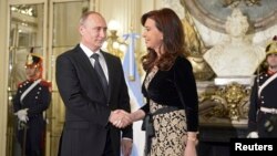 Presiden Argentina Cristina Fernandez de Kirchner bertemu mitranya dari Rusia, Vladimir Putin, di istana presiden di Buenos Aires (12/7). (Reuters/Alexei Nikolskyi)