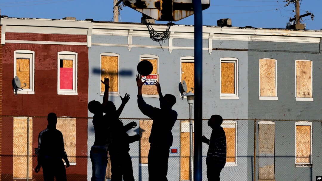 Remaja AS bermain di salah satu perkampungan kumuh di kota Baltimore, Maryland (foto: dok). Kesenjangan ekonomi di AS terus meningkat dari tahun ke tahun. 