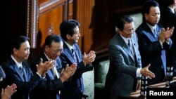 아베 신조 일본 총리(왼쪽 3번째)와 내각이 지난 달 26일 중의원에서 '특별비밀보호법안'이 통과된 후 인사하고 있다. (자료사진)